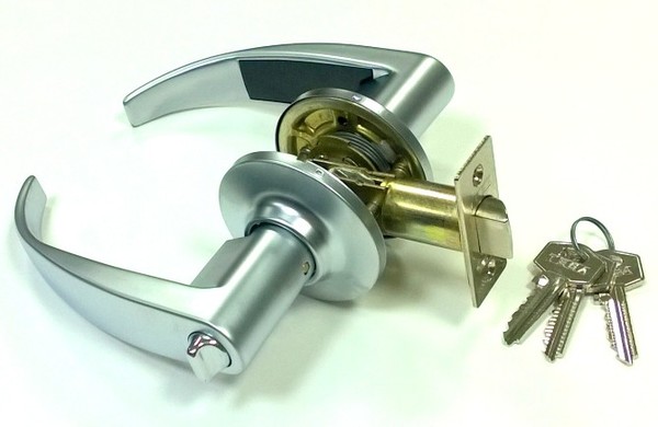 Ручка защелка для межкомнатных дверей с фиксатором и ключом